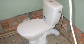Установка приставного унитаза в Котласе - монтаж и подключение, СантехДомКтл от 5178 рублей