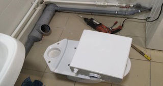 Установка напольного унитаза в Котласе: монтаж под ключ от СантехДомКтл от 5178 рублей.